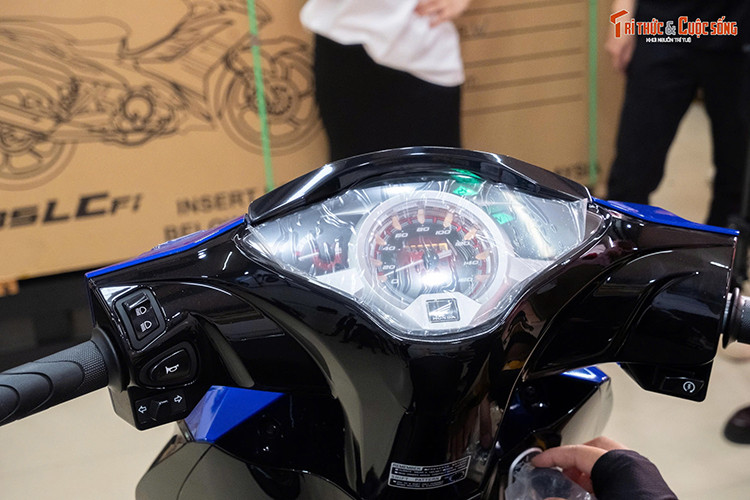 Cụ thể, xe có kích thước tổng thể dài x rộng x cao lần lượt là 1.933 x 712 x 1.093 mm, chiều cao yên 761 mm, khoảng sáng gầm 135 mm và trọng lượng 107 kg. So với Future 125 FI, mẫu xe nhập khẩu từ Malaysia dài hơn 2 mm, rộng hơn 1 mm, cao hơn 10 mm, khoảng sáng gầm lớn hơn 2 mm và nặng hơn 3 kg.