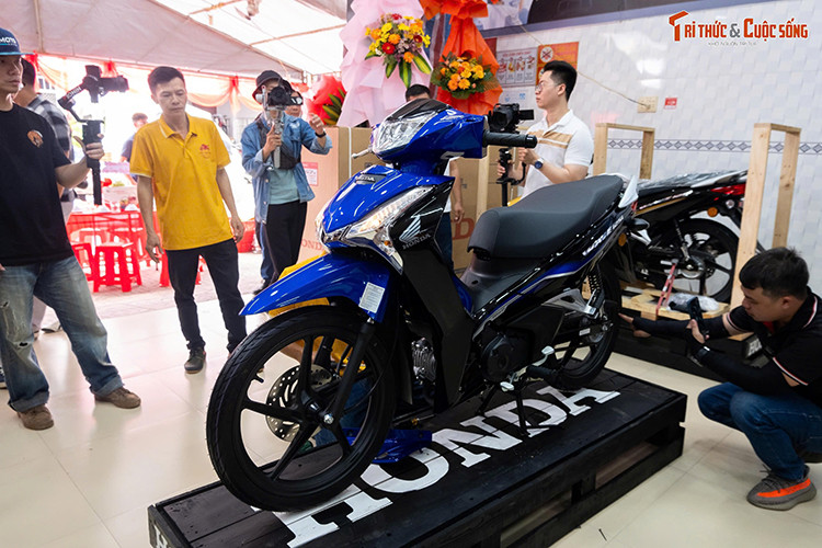 Mới đây, một doanh nghiệp chuyên kinh doanh xe máy nhập khẩu khu vực phía Nam vừa giới thiệu mẫu Honda Wave 125i nhập khẩu Malaysia, hay còn gọi là Future 125 Fi lắp ráp Việt Nam. Trước đây, những mẫu Wave 125i nhập Thái Lan về nước. Đây là lần đầu tiên những chiếc Wave 125i từ Malaysia nhập về Việt Nam. 