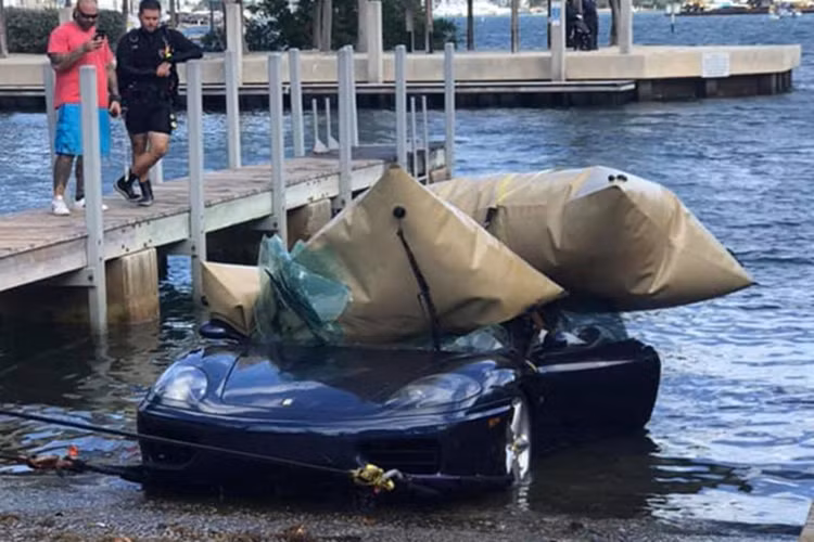 Ngay sau khi nhận được tin báo, lực lượng cứu hộ cũng đã có mặt tại hiện trường để tiến hành trục vớt chiếc siêu xe. Quá trình “giải cứu” gặp nhiều khó khăn khi chiếc xe chìm ở độ sâu hơn 9 mét. Các thợ lặn đã phải sử dụng máy bơm hơi để thổi các túi hơi được gắn vào xe.