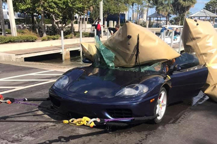 Sau gần 24 giờ đồng hồ, chiếc Ferrari 360 lặn dưới biển đã được kéo lên trong tình trạng hư hỏng nặng với kính chắn gió bị vỡ nát và toàn bộ cabin bị ngấm nước. Đặc biệt, khối động cơ V8 3.6L cũng đã bị nước tràn vào và sẽ rất khó để chiếc xe có thể vận hành trở lại.