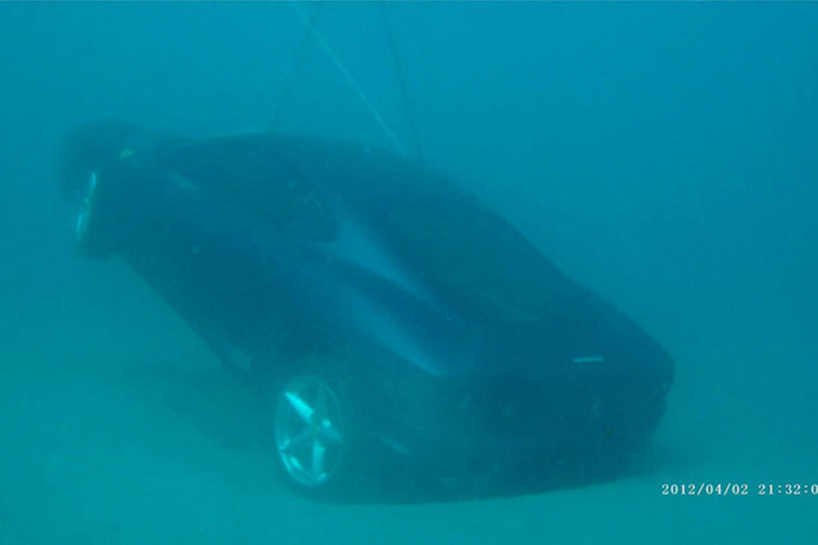 Vụ tai nạn xảy ra vào khoảng 7h sáng ngày 26/12/2018 vừa qua tại một bến tàu nằm bên bờ biển Palm Beach (Florida, Mỹ) ngoài khơi Đại Tây Dương. James Mucciaccio (48 tuổi) đã bất ngờ điều khiển chiếc siêu xe Ferrari 360 của mình lao thẳng xuống biển.