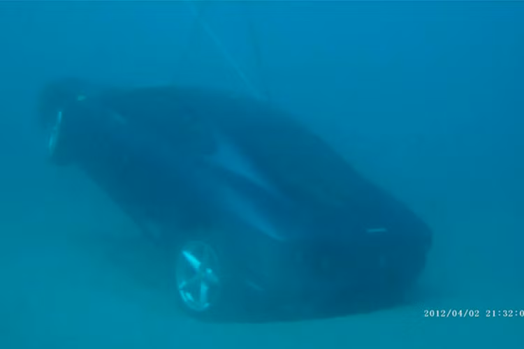 Vụ tai nạn xảy ra vào khoảng 7h sáng ngày 26/12/2018 vừa qua tại một bến tàu nằm bên bờ biển Palm Beach (Florida, Mỹ) ngoài khơi Đại Tây Dương. James Mucciaccio (48 tuổi) đã bất ngờ điều khiển chiếc siêu xe Ferrari 360 của mình lao thẳng xuống biển.