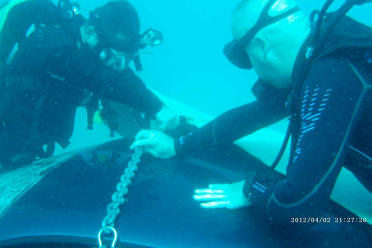 Lúc này, tài xế đã nhanh chóng thoát ra ngoài rồi được một người lái thuyền đưa lên bờ và không gặp chấn thương nào nghiêm trọng.