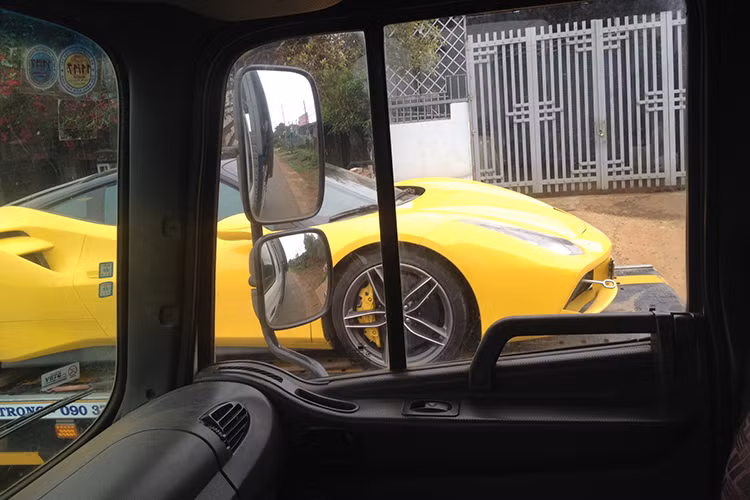 Tại thị trường Việt Nam có 3 chiếc Ferrari 488 GTB mang ngoại thất vàng rực. Trong đó, ngoài chiếc Ferrari 488 GTB màu vàng vừa bị bắt gặp trên xe cứu hộ mang biển số Hà Nội, còn có chiếc đầu tiên ra biển trắng thuộc sở hữu của em trai Phan Thành và chiếc thứ 2 đang cư trú tại Sài Gòn.