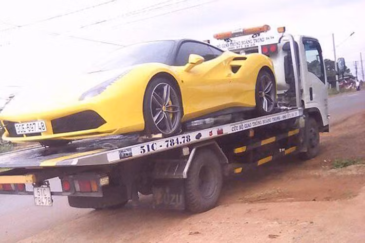 Được biết chiếc Ferrari 488 GTB màu vàng này từng thuộc sở hữu của một đại gia kín tiếng tại Hà Nội. Hiện vẫn chưa rõ vì sao "siêu ngựa" vừa xuất hiện tại núi rừng Tây Nguyên. Nhiều nguồn tin cho hay có thể siêu xe này đang bị "dính lỗi" và được chủ nhân cho vào TP HCM để "khám bệnh".