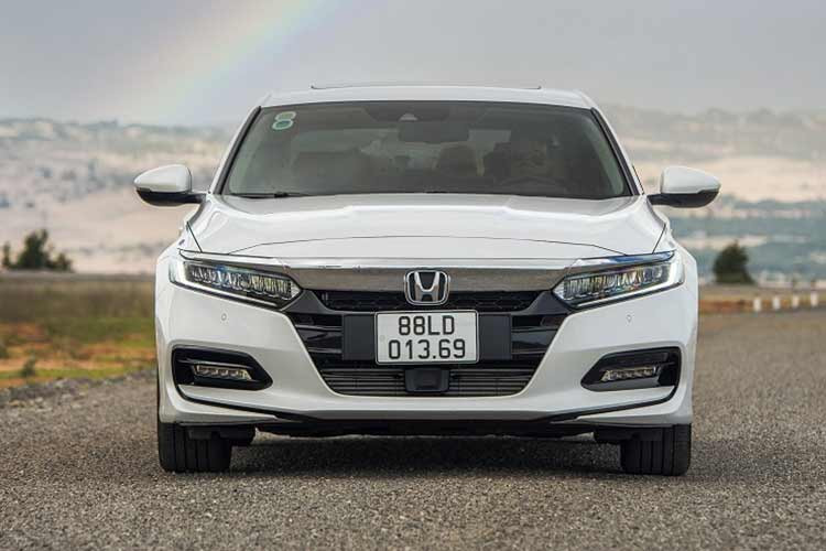  Honda Accord: 7 xe Mẫu sedan cỡ D Honda Acord bán ra được 7 xe trong cả tháng 10, nhiều hơn tháng trước 4 xe và xếp thứ 4 trong top xe bán chậm nhất thị trường. Cộng dồn doanh số từ đầu năm đến nay, Accord đạt 41 xe. Hiện tại, Accord vẫn đang được áp dụng chương trình giảm giá để tạo sức hút. Mẫu xe sedan nhập khẩu Thái Lan này có giá bán từ 1,319 - 1,329 tỉ đồng.