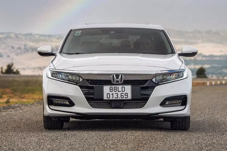  Honda Accord: 7 xe Mẫu sedan cỡ D Honda Acord bán ra được 7 xe trong cả tháng 10, nhiều hơn tháng trước 4 xe và xếp thứ 4 trong top xe bán chậm nhất thị trường. Cộng dồn doanh số từ đầu năm đến nay, Accord đạt 41 xe. Hiện tại, Accord vẫn đang được áp dụng chương trình giảm giá để tạo sức hút. Mẫu xe sedan nhập khẩu Thái Lan này có giá bán từ 1,319 - 1,329 tỉ đồng.