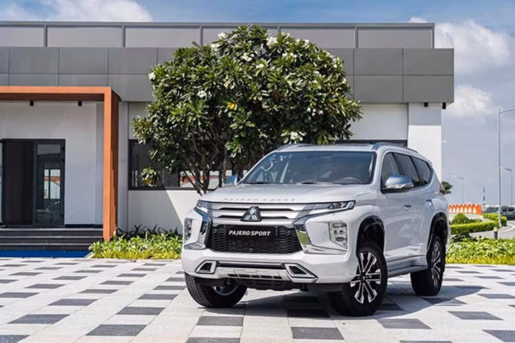 Mitsubishi Pajero Sport: 34 xe Mẫu SUV 7 chỗ của Mitsubishi đã có khá nhiều thay đổi, tuy nhiên vẫn kém sức hút hơn so với các đối thủ cùng phân khúc như Toyota Fortuner, Ford Everest... Doanh số bán Pajero Sport trong tháng 10.2023 đạt 34 xe, giảm 60 xe so với tháng trước.