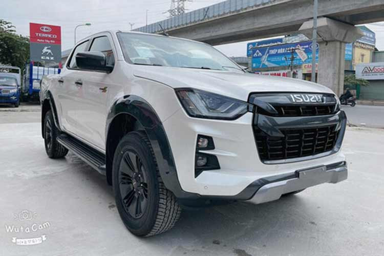 Isuzu D-Max: 49 xe Với 49 chiếc bán ra trong tháng 10, doanh số của mẫu bán tải nhà Isuzu tăng 17 xe so với tháng trước. Luỹ kế 10 tháng đầu năm, Isuzu D-Max đạt tổng doanh số là 445 xe. Mẫu bán tải nhập khẩu từ Thái Lan nổi tiếng về độ bền bỉ, ổn định… tuy nhiên tương tự mu-X, những hạn chế về chính sách bán hàng, quảng bá sản phẩm của Isuzu Việt Nam khiến doanh số bán D-Max kém xa các đối thủ.
