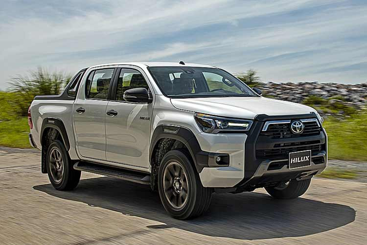 Toyota Hilux: 12 xe Trở lại thị trường ôtô Việt Nam từ tháng 3/2023, Toyota Hilux với một số thay đổi về trang bị, thiết kế vẫn chưa thể tìm lại sức hút và vị thế vốn có trên thị trường ô tô Việt Nam. Tháng 10/2023, doanh số bán Toyota Hilux đạt 12 xe, giảm 8 xe so với tháng trước. Trở lại Việt Nam, Toyota Hilux chỉ có 1 phiên bản, giá bán 852 triệu đồng.