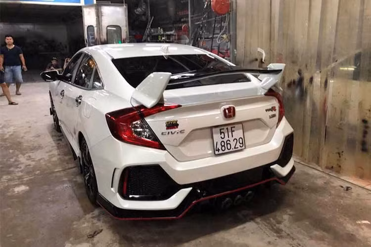 Sau khi nâng cấp, những chiếc Honda Civic Turbo tại Việt Nam sẽ có ngoại hình thể thao và ấn tượng hơn với phần cản trước, lưới tản nhiệt, ốp hông, cản sau hoàn toàn mới lấy từ chiếc Type R. Một số người hoàn thiện thêm phong cách thể thao bằng cách nâng cấp bộ mâm xe lên kích thước 18 hoặc 19 inch, to hơn bộ mâm 17 inch nguyên bản.