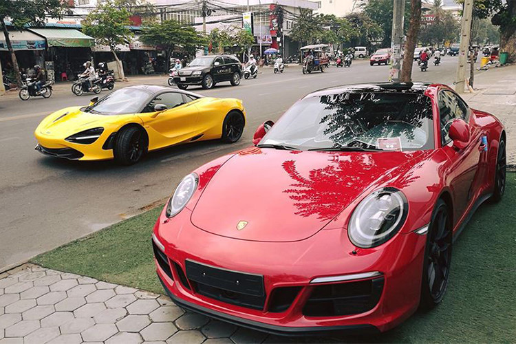 Trong số 4 chiếc xe xuất hiện ở căn hầm đỗ xe đặc biệt này, nổi bật nhất phải kể đến chiếc siêu xe McLaren 720S màu vàng rực. Đây là chiếc 720S thứ 2 tại Campuchia và "tiếp nối" chiếc đầu tiên với biển "tứ quý "5, siêu xe này cũng có biển số đẹp không kém với dãy 4 số 3.