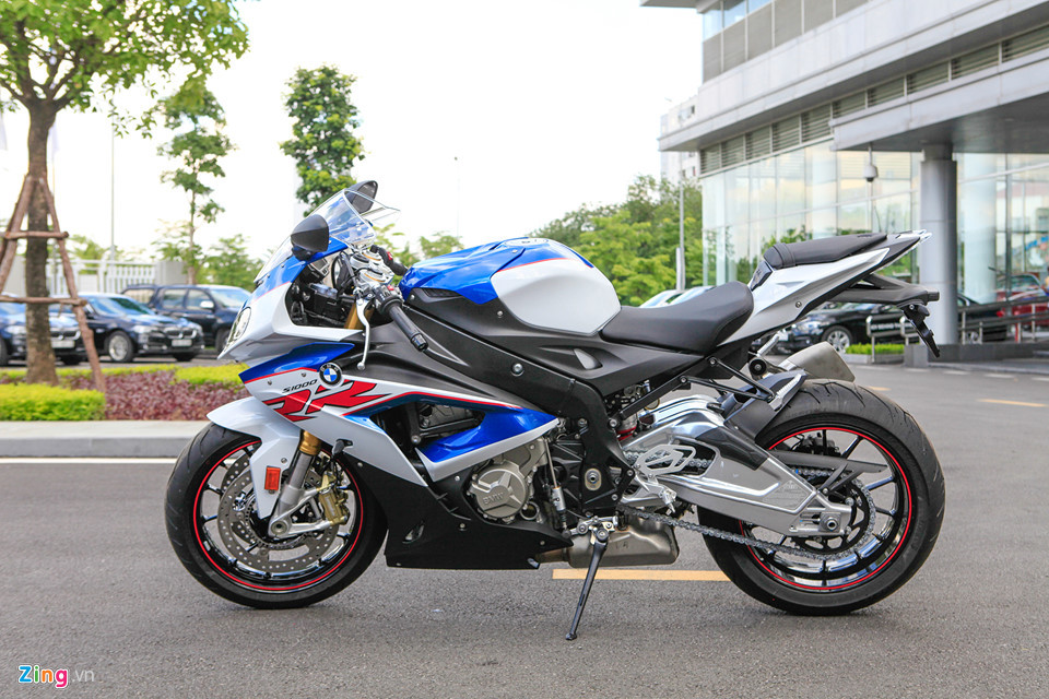 Tương tự như các “anh em” sportbike khác trong gia đình BMW Motorrad, S1000RR 2018 sở hữu thiết kế đặc trưng với bình xăng nhô lên và phần đuôi xe vuốt cao để lộ rõ bánh sau và càng xe. Chính thiết kế này đã khiến người lái có dáng ngồi hơi chúi về phía trước khi chạy các dòng sportbike.
