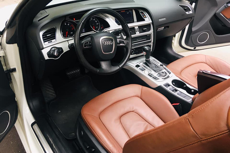 Bên trong nội thất, các chi tiết được thiết kế khá đẹp mắt - &#x1d;vô lăng thể thao 3 chấu bọc da với những phím điều khiển đa chức năng, cùng cần điều khiển hệ thống cruise control. Bảng đồng hồ trung tâm đơn giản với đồng hồ đo vòng tua và tốc độ cùng tông màu sáng khá dễ nhìn.