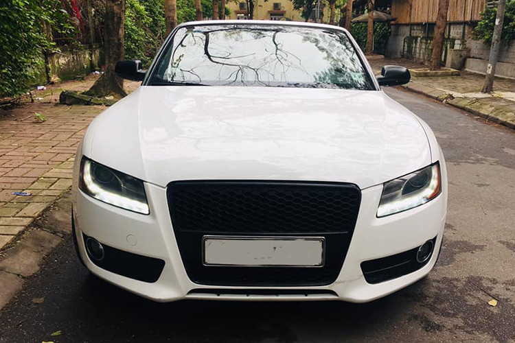 Phiên bản của mẫu xe sang Audi A5 Cabriolet mui trần bán ra thị trường bắt đầu từ năm 2009 và ngay sau đấy mẫu xe này nhanh chóng chiếm được tình cảm của giới trẻ yêu thích cảm giác tự do phóng khoáng. Tại thị trường Việt Nam, mẫu xe này được người dùng đưa về chủ yếu theo dạng nhậ&#x1d;p khẩu tư nhân thời điểm đó với mức giá không hề rẻ.