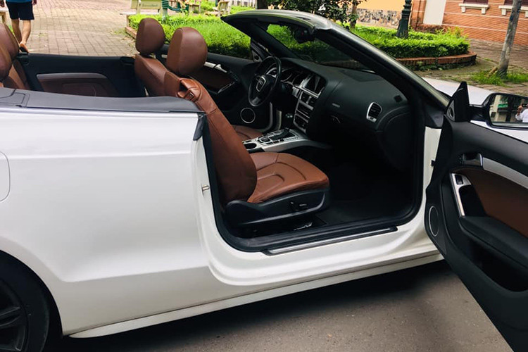 Trên mẫu xe này, các kỹ sư Audi đã thiết kế lối vào khá tiện nghi và thoải mái cho người lái - dù khi đóng mui, một người với chiều cao 1m8 vẫn có thể ra vào thoải mái. Với hàng ghế sau, không gian không được thoải mái như vậy. Điều này là khá dễ hiểu đối với một chiếc Coupe mui trần.