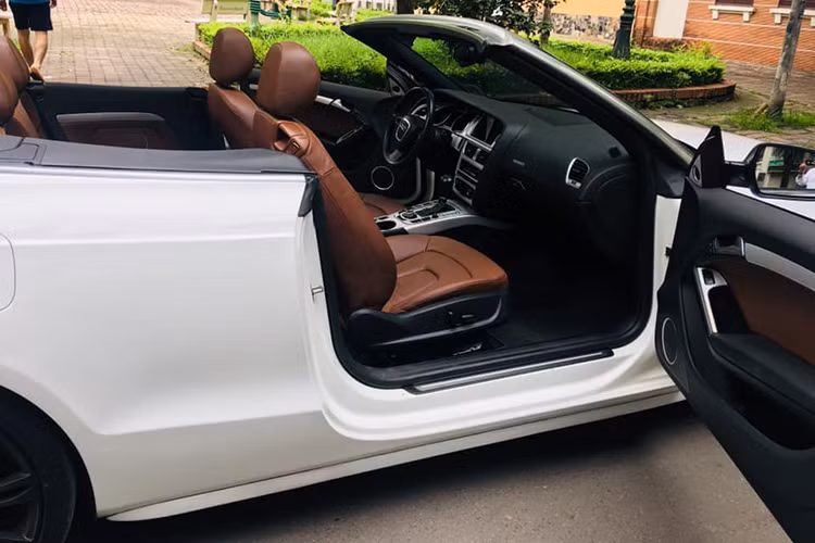 Trên mẫu xe này, các kỹ sư Audi đã thiết kế lối vào khá tiện nghi và thoải mái cho người lái - dù khi đóng mui, một người với chiều cao 1m8 vẫn có thể ra vào thoải mái. Với hàng ghế sau, không gian không được thoải mái như vậy. Điều này là khá dễ hiểu đối với một chiếc Coupe mui trần.