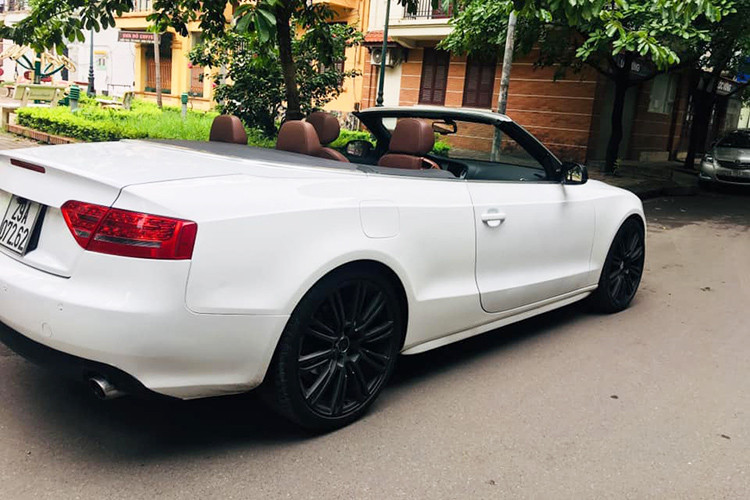 Về thiết kế, Audi A5 Cabriolet vẫn sử dụng cụm đèn pha của A5 Coupe cùng với lưới tản nhiệt cỡ lớn vốn gần như đã trở thành nét đặc trưng của Audi. Cụm đèn hậu sử dụng công nghệ LED với tông màu đỏ làm chủ đạo kết hợp với những đường gân xe nhẹ nhàng nối liền từ trước ra sau.