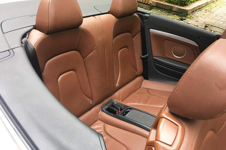 Audi A5 Cabriolet 2010 sở hữu khối động cơ tăng áp kép có dung tích xy lanh 1.984cc sử dụng công nghệ phun nhiên liệu trực tiếp TFSI. Động cơ này sẽ sản sinh ra công suất 211 mã lực tại vòng tua 4.300 vòng/phút. Momen xoắn cực đại đạt mức 350 Nm trong dải vòng tua 1.500 – 4.200 vòng/phút truyền động nhờ hộp số Tiptronic 6 cấp.