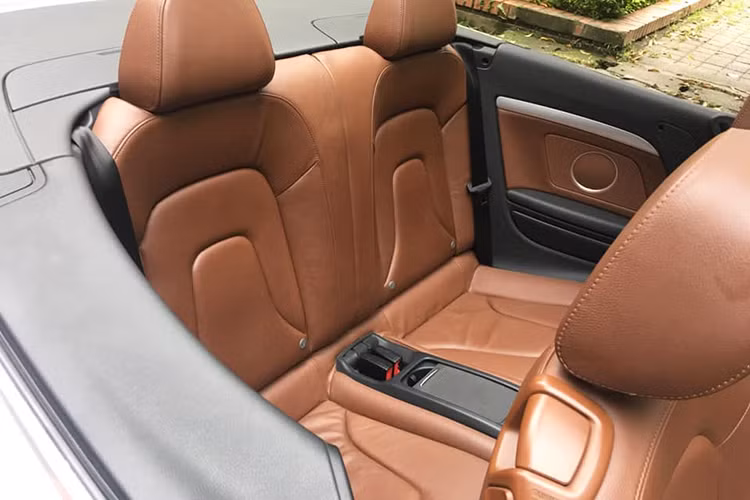 Audi A5 Cabriolet 2010 sở hữu khối động cơ tăng áp kép có dung tích xy lanh 1.984cc sử dụng công nghệ phun nhiên liệu trực tiếp TFSI. Động cơ này sẽ sản sinh ra công suất 211 mã lực tại vòng tua 4.300 vòng/phút. Momen xoắn cực đại đạt mức 350 Nm trong dải vòng tua 1.500 – 4.200 vòng/phút truyền động nhờ hộp số Tiptronic 6 cấp.