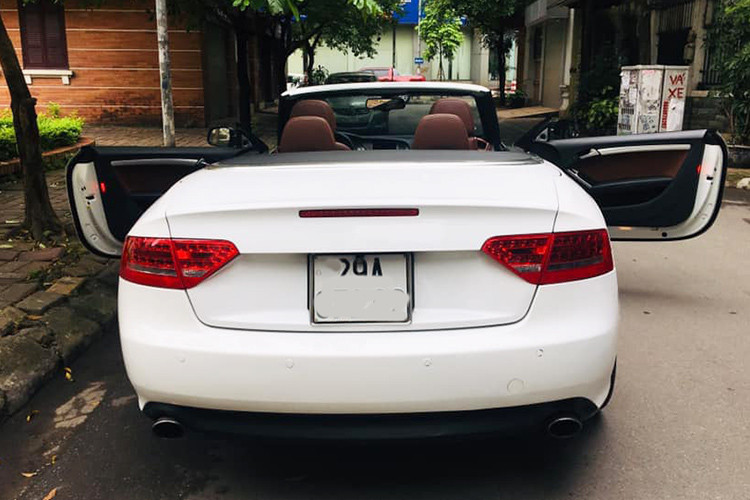 Ngay cả phần thân xe cũng sở hữu thiết kế đơn giản, thanh thoát làm người có cảm giác chiếc xe sang mui trần Audi này dường như được sinh ra cho phái đẹp nhiều hơn. Chút cá tính và góc cạnh được thể hiện ở phần đầu xe và lưới tản nhiệt hay bộ vành &#x8;hợp kim đa chấu cỡ 17 inch.