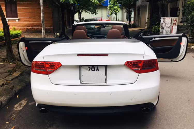 Ngay cả phần thân xe cũng sở hữu thiết kế đơn giản, thanh thoát làm người có cảm giác chiếc xe sang mui trần Audi này dường như được sinh ra cho phái đẹp nhiều hơn. Chút cá tính và góc cạnh được thể hiện ở phần đầu xe và lưới tản nhiệt hay bộ vành hợp kim đa chấu cỡ 17 inch.