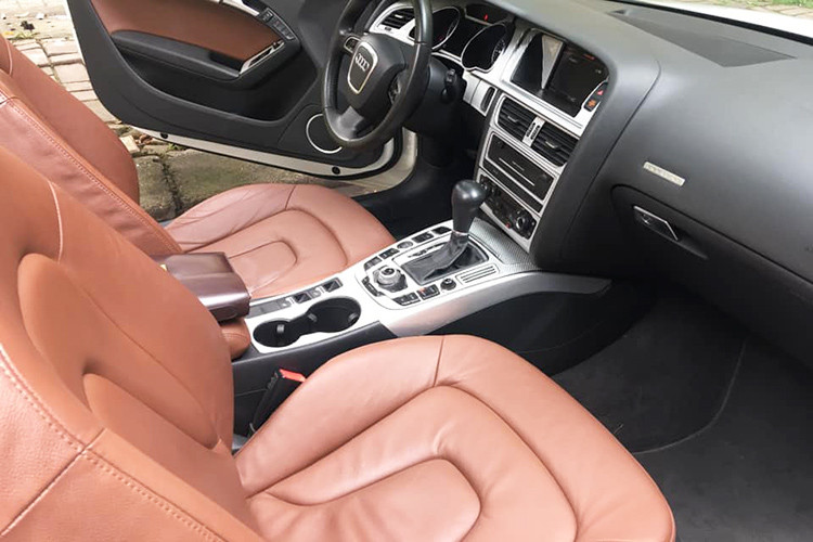 Một màn hình LCD 7 inch cùng đầu đĩa DVD được đặt chính giữa, có độ tương phản cao có thể kết nối được đến điện thoại, usb... ngoài ra hệ thống giải trí của chiếc xe còn được hỗ trợ một ổ cứng dung lượng 40GB kèm theo bộ xử lý NVIDIA.