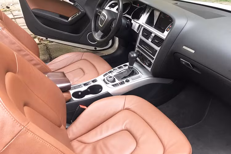 Một màn hình LCD 7 inch cùng đầu đĩa DVD được đặt chính giữa, có độ tương phản cao có thể kết nối được đến điện thoại, usb... ngoài ra hệ thống giải trí của chiếc xe còn được hỗ trợ một ổ cứng dung lượng 40GB kèm theo bộ xử lý NVIDIA.