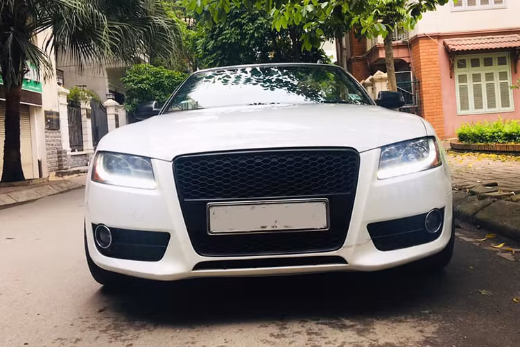 Tại thị trường Việt Nam, giá xe Audi A5 Cabriolet 2010 thời điểm mới xuất hiện ước tính bán ra khoảng 120 ngàn USD (tương đương khoảng 2,7 tỷ đồng). Sau khoảng gần 9 năm sử dụng, chiếc xe sang mui trần nhà Audi này được một chủ nhân tại Hà Nội chào bán với mức giá khoảng 1,16 tỷ đồng trên thị trường xe sang cũ.