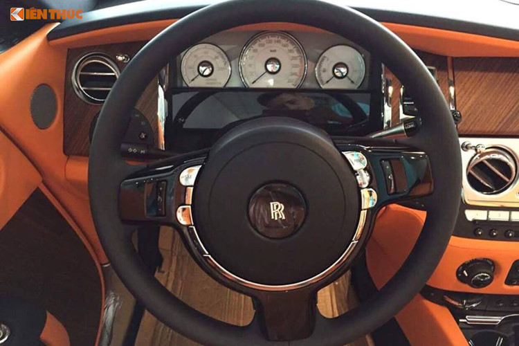 Nội thất bên trong Rolls-Royce Dawn độc nhất Việt Nam được bọc da cao cấp màu cam cực kì nổi bật. Nắp khoang chứa mui phía sau được ốp gỗ với những đường vân tuyệt đẹp, loại gỗ này cũng được sử dụng để ốp khá nhiều trong khoang ca-bin đặc biệt là bảng tap-lô và thành cửa. Hệ thống loa được lắp trên thành ghế và bao quanh phía sau hàng ghế thứ 2.