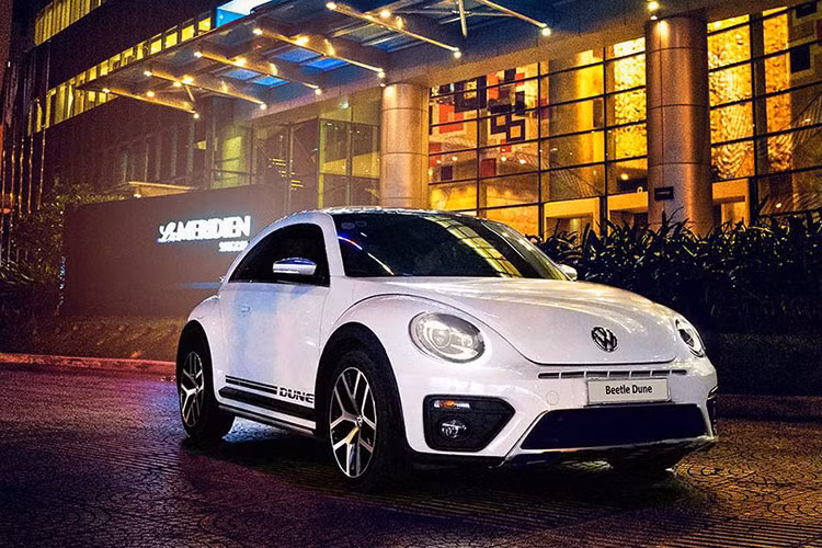 Volkswagen Việt Nam cũng áp dụng mức ưu đãi cho khách hàng mua Beetle Dune hiện có giá 1,469 tỉ đồng. Tặng 1 năm bảo hiểm &amp; 2 năm bảo dưỡng giá trị tương đương 40 triệu đồng cho xe Scirocco. Tặng 1 năm bảo hiểm giá trị tương đương 20 triệu đồng cho xe Passat. Chương trình được áp dụng đến hết 31/3/2019 tại hệ thống đại lý Volkswagen trên toàn quốc.