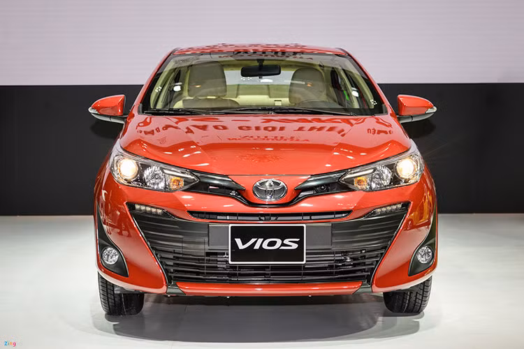 Với chính sách ưu tiên xe lắp ráp nên trong tháng 3, Toyota cũng giảm giá một số dòng xe. Không trừ thẳng vào tiền mặt, nhưng các mẫu xe lắp ráp Corolla Altis, Innova, Vios đều được tặng bảo hiểm.