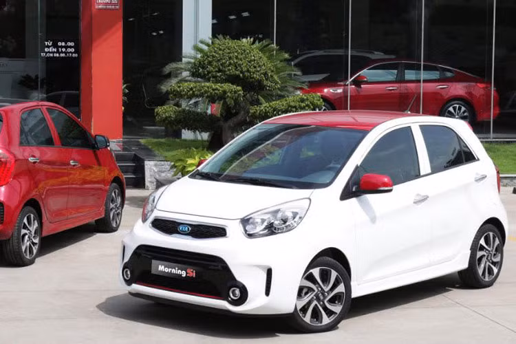Hiện tại, Kia Morning 2019 tại Việt Nam bao gồm 6 phiên bản với giá bán dao động từ 290 - 393 triệu đồng. Trong đó, giá xe Kia Morning AT hiện bán ra thị trường từ 355 triệu đồng còn phiên bản Kia Morning S AT có giá bán 393 triệu đồng.