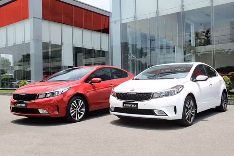 Từ nay đến 31/3, Kia Motors Vietnam cũng sẽ dành tặng 60 phần quà may mắn, gồm các sản phẩm trang sức cao cấp đến các khách hàng khi mua xe Morning AT và Morning S AT. 