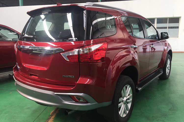 Với những thay đổi, mu-X mới sẽ khiến nhiều đối thủ trong phân khúc xe SUV 7 chỗ tại Việt Nam phải cảnh giác, trong đó có cả Toyota Fortuner. Chiếc SUV cỡ lớn của Isuzu được cập nhật nhiều tính năng hiện đại hơn, có thể kể đến như đèn pha bi-LED kèm projector, đèn chạy ban ngày và đèn hậu cũng sở hữu công nghệ chiếu sáng LED hiện đại.