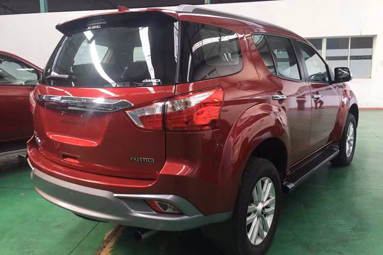 Với những thay đổi, mu-X mới sẽ khiến nhiều đối thủ trong phân khúc xe SUV 7 chỗ tại Việt Nam phải cảnh giác, trong đó có cả Toyota Fortuner. Chiếc SUV cỡ lớn của Isuzu được cập nhật nhiều tính năng hiện đại hơn, có thể kể đến như đèn pha bi-LED kèm projector, đèn chạy ban ngày và đèn hậu cũng sở hữu công nghệ chiếu sáng LED hiện đại.