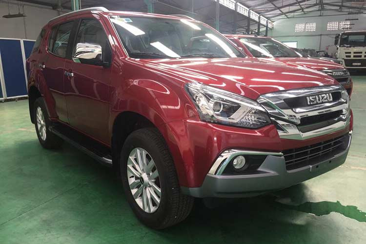 Theo hình ảnh được ghi nhận được từ nhà máy của hãng tại TP HCM thì mẫu xe Isuzu Mu-X 2018 mới là mẫu phiên bản cải tiến với thiết kế thay đổi ở ngoại hình, giúp mang lại cái nhìn hiện đại hơn cho mẫu SUV đối thủ của Toyota Fortuner. Ở bản cập nhật, xe vẫn giữ nguyên kích thước tổng thể lần lượt là dài 4.825 mm, rộng 1.860 mm và cao 1.840 mm.