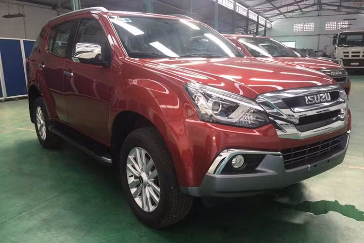 Theo hình ảnh được ghi nhận được từ nhà máy của hãng tại TP HCM thì mẫu xe Isuzu Mu-X 2018 mới là mẫu phiên bản cải tiến với thiết kế thay đổi ở ngoại hình, giúp mang lại cái nhìn hiện đại hơn cho mẫu SUV đối thủ của Toyota Fortuner. Ở bản cập nhật, xe vẫn giữ nguyên kích thước tổng thể lần lượt là dài 4.825 mm, rộng 1.860 mm và cao 1.840 mm.