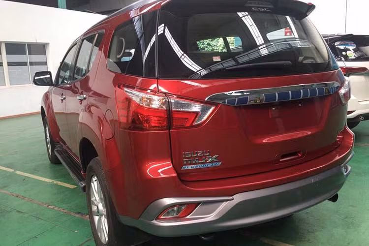 Isuzu Mu-X bản nâng cấp 2018 sở hữu chiều dài trục cơ sở 2.845 mm và khoảng sáng gầm 230 mm. Những thay đổi ở ngoại thất đáng chú ý bao gồm: Bộ cản trước/sau, đèn sương mù và cụm lưới tản. Mâm xe 6 chấu kép có kích thước 18 inch và một cánh gió phía sau gắn liền vào nóc.