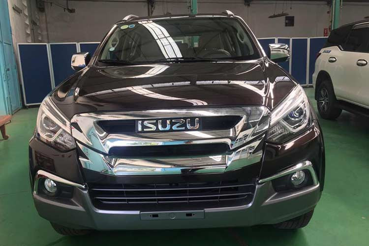 Tại thị trường Việt Nam, mẫu xe SUV Isuzu mu-X mới sẽ được nhập khẩu nguyên chiếc từ Thái Lan và hưởng thuế nhập khẩu 0%, các đại lý chính hãng hiện đã nhận đặt cọc. Giá xe Isuzu mu-X 2018 được niêm yết từ 820 triệu, 920 triệu và 1,12 tỷ đồng tương ứng với ba phiên bản B7 1.9 MT 4×2, Prestige 1.9 AT 4×2 và Prestige 3.0 AT 4×4.