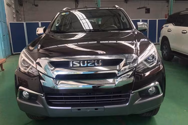 Tại thị trường Việt Nam, mẫu xe SUV Isuzu mu-X mới sẽ được nhập khẩu nguyên chiếc từ Thái Lan và hưởng thuế nhập khẩu 0%, các đại lý chính hãng hiện đã nhận đặt cọc. Giá xe Isuzu mu-X 2018 được niêm yết từ 820 triệu, 920 triệu và 1,12 tỷ đồng tương ứng với ba phiên bản B7 1.9 MT 4×2, Prestige 1.9 AT 4×2 và Prestige 3.0 AT 4×4.