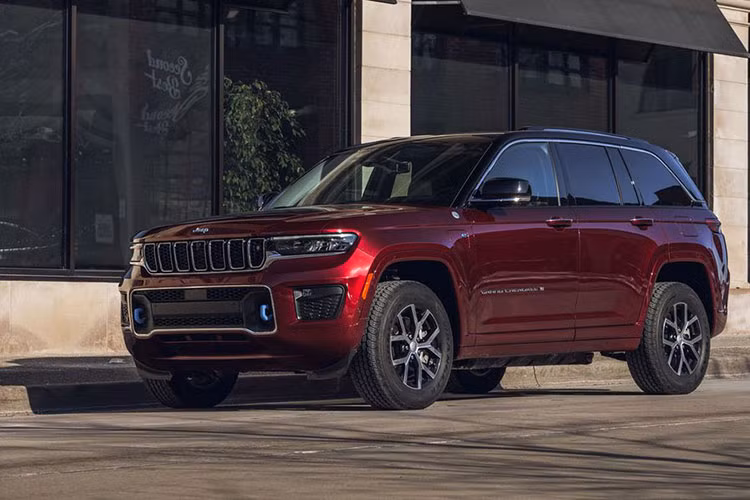 Jeep tiep tuc trieu hoi hang loat cac dong xe dong co xang lai dien-Hinh-2