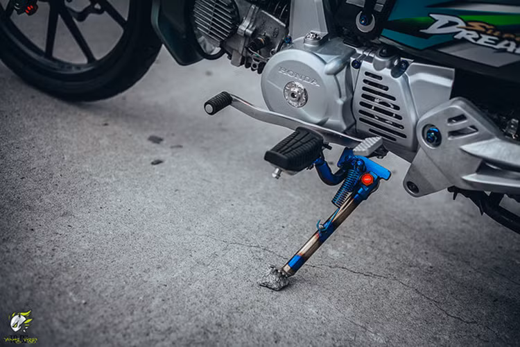 Chân chống của xe được độ Titan đầy ấn tượng và thẩm mỹ cao. Ngoài ra, dàn áo của xe cũng đã thay đổi với mầu sơn cùng bộ tem mới bắt mắt.