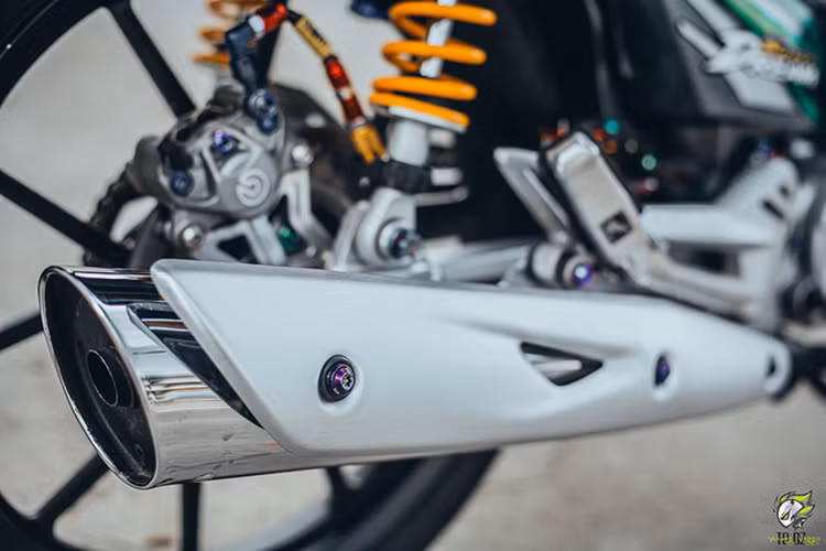 Cụm ống xả của xe không thay đổi nhiều ngoài việc được thêm ốp mạ bạc mới, đi kèm với đó là ốc kiểng proti và titan được trang bị khá đẹp mắt.