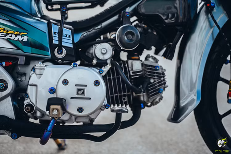 Phần "nội công" của chiếc xe đã được độ lại với bộ "đồ lòng" từ mẫu xe khác và xúp páp, ốc và lốc máy... giúp nâng dung tích xe lên mạnh hơn so với nguyên bản. Cùng với cỗ máy mạnh mẽ là mâm lửa Proti, cần số K-tech, mang cá phay khá lạ mắt, kèm theo gác chân KFC to lớn.