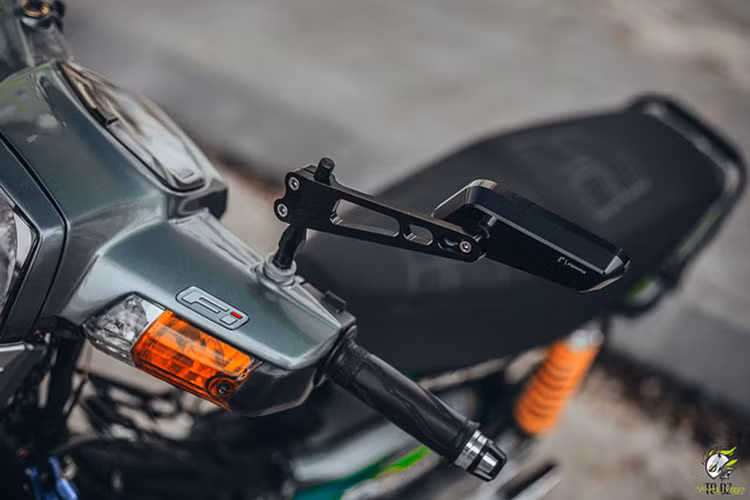 Từ trước tới nay, đã có rất nhiều bản độ Honda Dream kiểng từng được người chơi xe máy tại Việt Nam tạo ra. Tuy nhiên, chiếc Dream kiểng khủng vừa được một biker tại tỉnh Lâm Đồng hoàn thành nhiều khả năng là bản độ đắt nhất từ dòng xe này từng được hoàn thành tại Việt Nam.