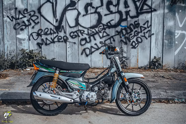 Ước tính sau khi hoàn thành mẫu xe "kiểng" này, chi phí độ chiếc xe máy Dream II tại Lâm Đồng có thể lên tới số tiền hơn 200 triệu đồng. Mặc dù chưa phải là một trong những bản độ Honda Dream kiểng "khủng" nhất từng được tạo ra tại Việt Nam, nhưng nó cũng rất ấn tượng.