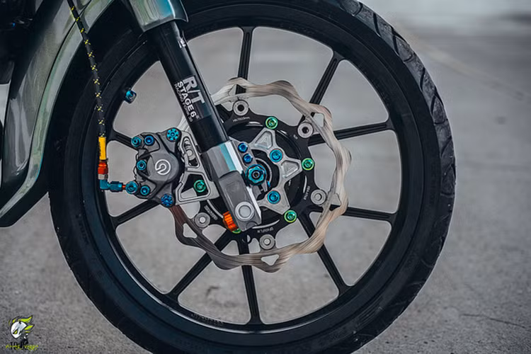 Đến dàn chân của chiếc Deam II độ kiểng sẽ khiến nhiều người yêu xe phải thích thú với độ chịu chi của chủ xe khi mạnh tay trang bị cho xe vỏ phuộc Stage 6, đĩa Galfer + lòng đĩa CNC, heo dầu Brembo logo lớn 2 pis đối xứng, dây dầu Morin cùng bộ mâm đúc đa chấu màu đen ấn tượng.