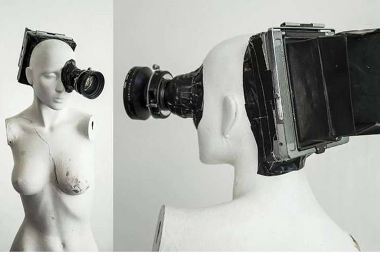 Máy ảnh làm từ đầu mannequin. 