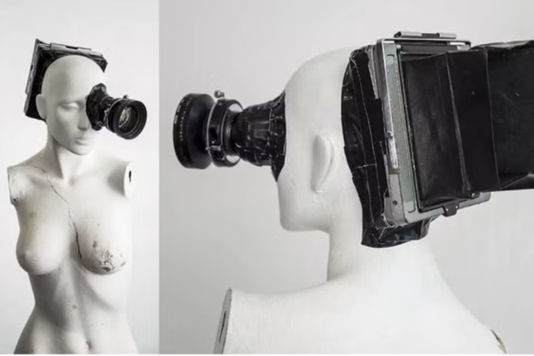 Máy ảnh làm từ đầu mannequin. 